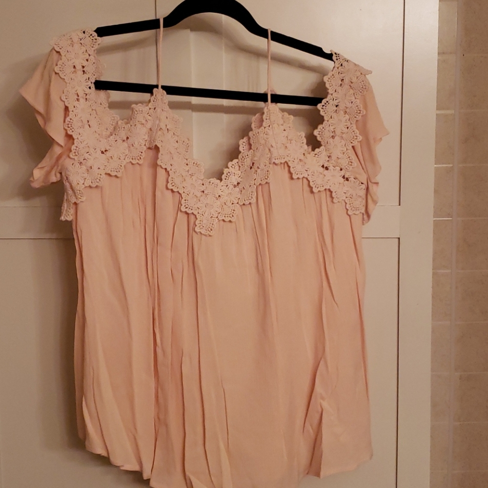 🔴 Cold shoulder flowy top🔴 - Picture 2 of 6
